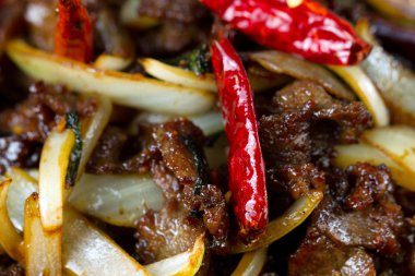 Biber baharatlı kırmızı sıcak Şili ile sığır eti ve sebze yemek
