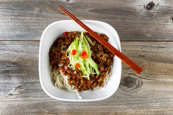 Noodle dish with spicy ground beef and vegetables ready to eat — Stock Photo, Image