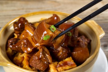 Yeşil soğan yemek hazır ile sığır eti güveç 