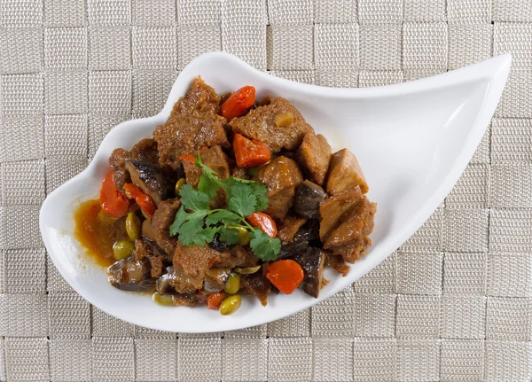 Tofu und Gemüse mit Sauce in kleiner Schüssel fertig zum Essen — Stockfoto