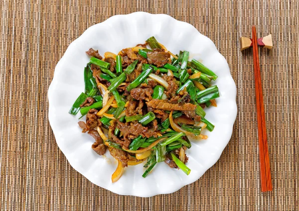 Rindfleisch und Zwiebeln fertig zum Essen — Stockfoto