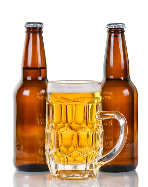 Cerveza recién vertida lista para beber Imagen De Stock