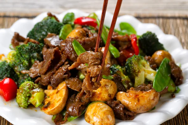 Tender juicy beef slices and mixed vegetables ready to eat — Stock Photo, Image