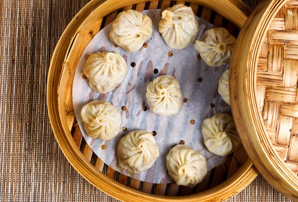 Nylagad dumplings i bambu ångbåt redo att äta — Stockfoto