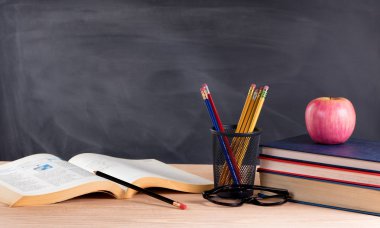Sınıf ders kitapları öğrenmeye hazır içinde okul sırası 