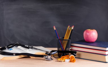 Sınıf tıp doktoru olmak öğrenmeye hazır içinde okul sırası 
