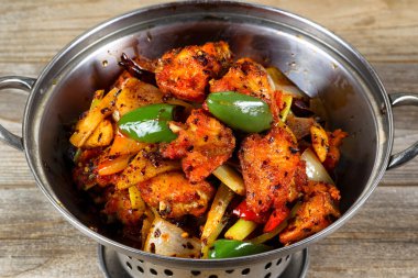 Taze baharatlı tavuk ve sebze rustik ahşap üzerine tencerede