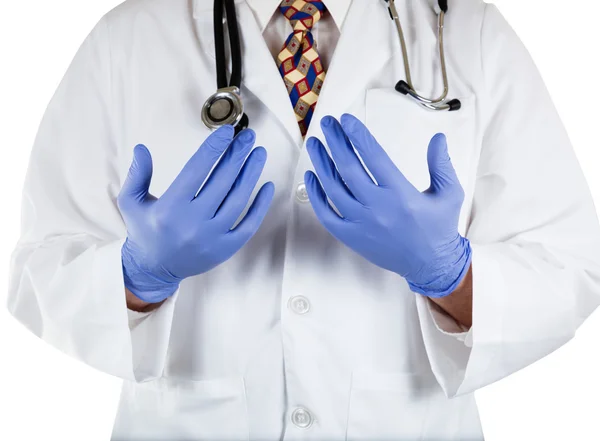 Доктор з синіми латексними рукавичками на руках — стокове фото
