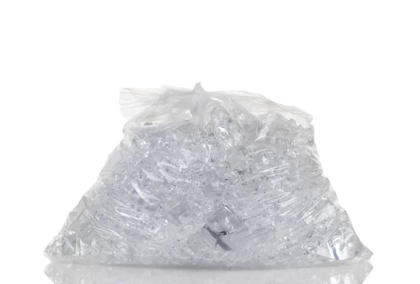 Bolsa de plástico llena de hielo triturado aislado sobre fondo blanco ingenio — Foto de Stock