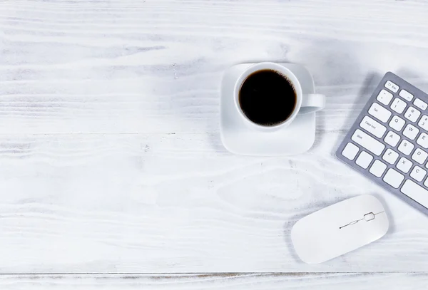 Clean white desktop with simple computer peripherals and coffee — Stock Photo, Image