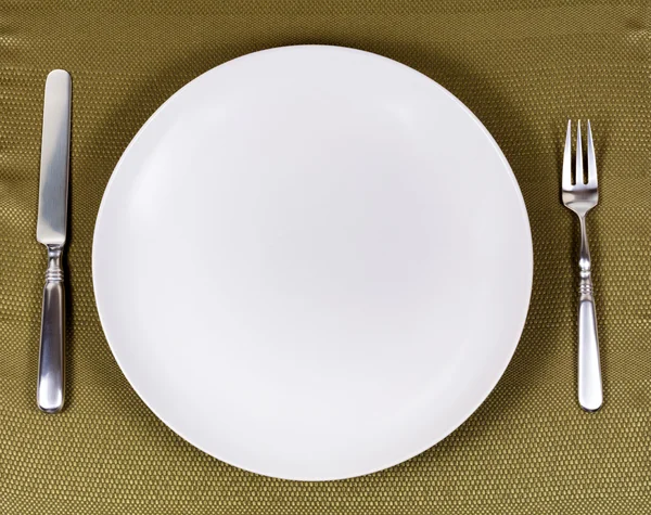 Enkel vit platta med silverbestick för middag inställningen på tabell c — Stockfoto