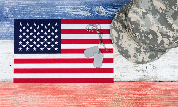 США национальные цвета с флагом и военным колпаком плюс ID теги на W — стоковое фото