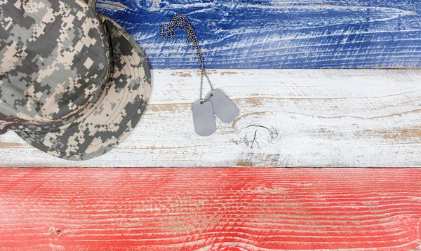 Estados Unidos colores nacionales con gorra militar y etiquetas de identificación en plan de madera — Foto de Stock