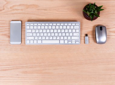 Modern teknolojiler ile office meşe masaüstünün havai görünümü 