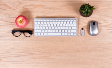 Modern çevre birimleri ile office meşe masaüstünün havai görünümü 