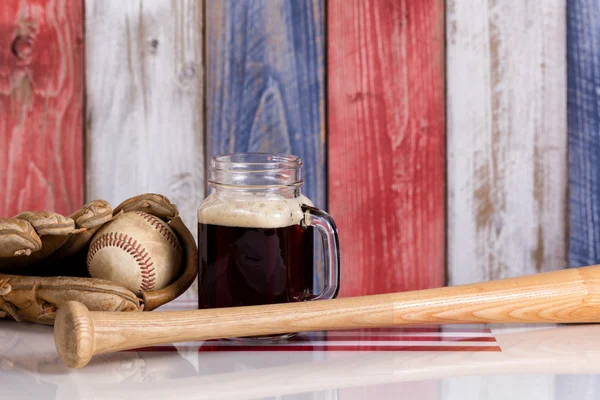 Birra scura e baseball roba con tavole di legno sbiadito dipinte in — Foto Stock