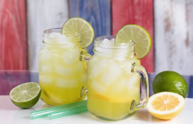 ABD Ulusal renkleri için soğuk limonata ile dolu cam kavanoz 