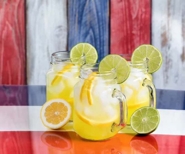 Glasbecher gefüllt mit kalter Limonade in den Nationalfarben der USA für — Stockfoto