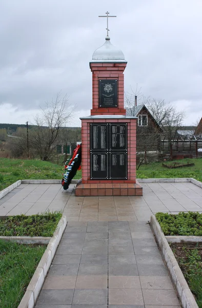 Памятник посвящает погибших в войнах — стоковое фото