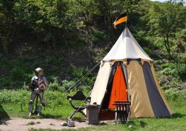 Ortaçağ knight's zırh ve kale Festivali askeri kamp.