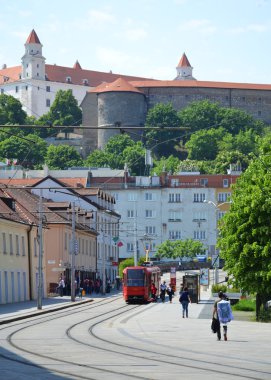 Arka planda kale ile Bratislava sokakları