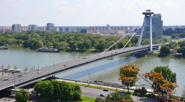 Ardından Tuna nehrini SNP Köprüsü