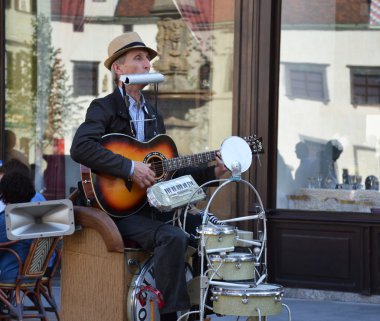 Birden fazla enstrüman üzerinde performans gösteren Sokak müzisyeni