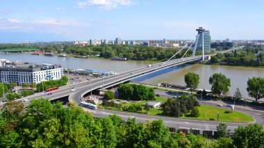 Ardından Tuna nehrini SNP Köprüsü