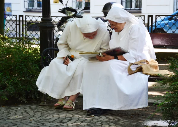 BRATISLAVA, ESLOVÁQUIA - JULHO 24, 2016: Freiras lendo um livro no parque . — Fotografia de Stock