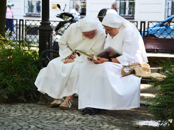 BRATISLAVA, ESLOVÁQUIA - JULHO 24, 2016: Freiras lendo um livro no parque . — Fotografia de Stock