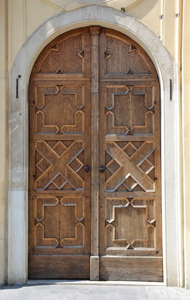 Vieille porte en bois avec ornements — Photo