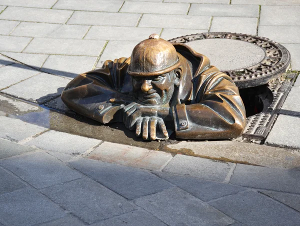 BRATISLAVA, SLOVAKIA - MAY 14, 2016. Cumil (The Watcher) at work statue in Bratislava, Slovakia — Stock Photo, Image