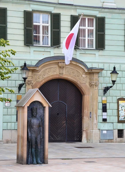 Asker heykel üzerinde kare Namestie Bratislava, Slovakya. — Stok fotoğraf