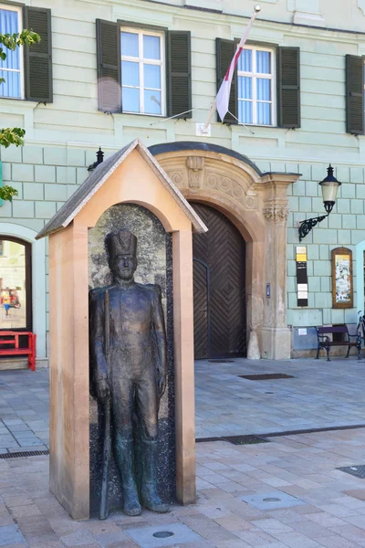 Soldaat beeldhouwkunst op vierkante Namestie in Bratislava, Slowakije — Stockfoto