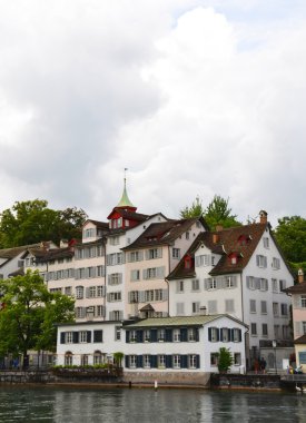 Zürih'in görünümüyle Limmat Nehri.