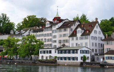 Zürih'in görünümüyle Limmat Nehri.