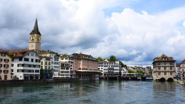 Zürih'in görünümüyle Limmat Nehri.