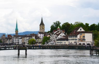 Zürih'in görünümüyle Limmat Nehri