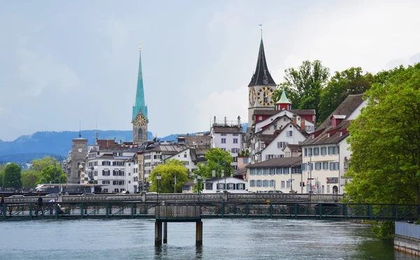 Blick auf Zürich mit Limmatfluss. — Stockfoto