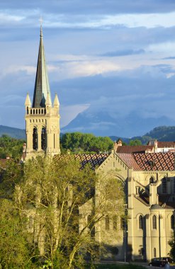 Eski kasaba binalarda Bern günbatımı sırasında.