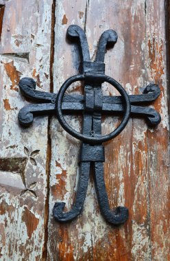Eski ahşap bir kapının metal sapı.