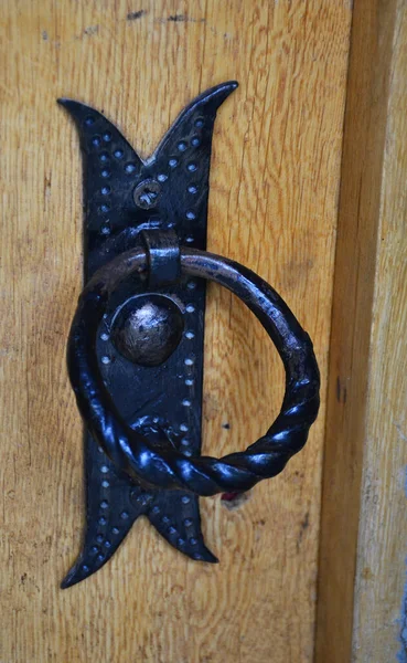 Μεταλλική Λαβή Από Παλιά Ξύλινη Πόρτα — Φωτογραφία Αρχείου