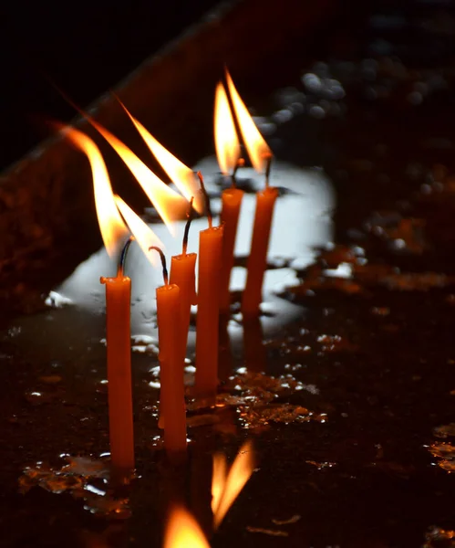 Velas Queimando Uma Igreja — Fotografia de Stock