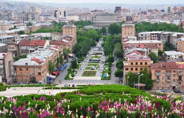 Blick auf das Stadtzentrum von Jerewan von der Spitze des Kaskadengebäudes, Jerewan, Armenien — Stockfoto