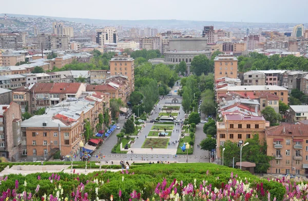 Вид на центр міста Єреван з верхньої частини будівлі Каскад, Єреван, Вірменія — стокове фото