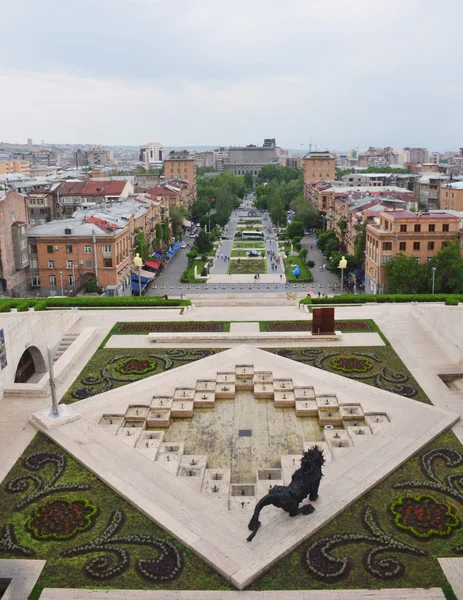 Art arda sıralı bina, dev bir merdiven, Erivan, Ermenistan — Stok fotoğraf