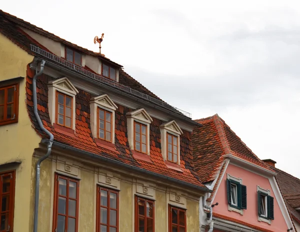 Vindflöjel på ett tak i gamla hus — Stockfoto