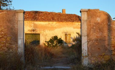 Terk Edilmiş Eski Ev