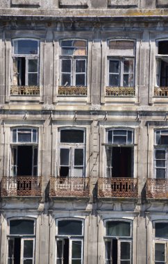 Eski bir binanın cephesi