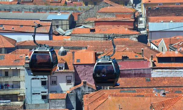 Cabinas de teleférico sobre techos rojos de edificios antiguos —  Fotos de Stock